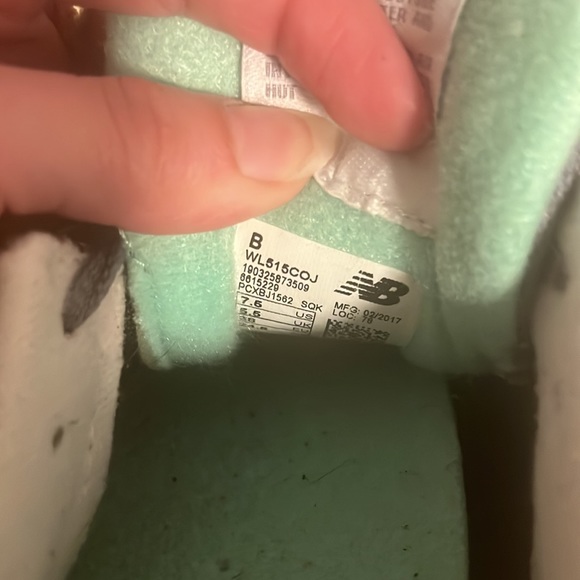 Women’s 7.5 New Balance Sneakers - Picture 4 of 5